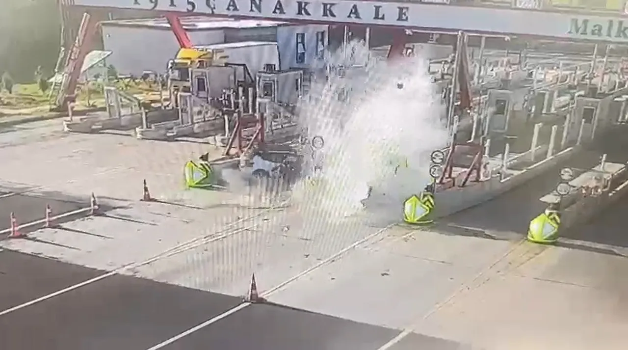 Çanakkale otoyolu gişelerinde feci kaza! Sürücü kurtuldu, karısı canından oldu
