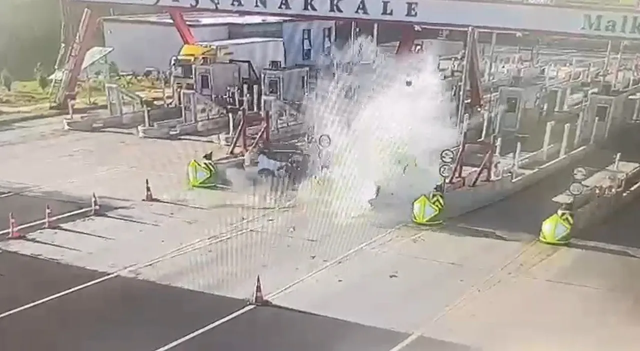 Çanakkale otoyolu gişelerinde feci kaza! Sürücü kurtuldu, karısı canından oldu