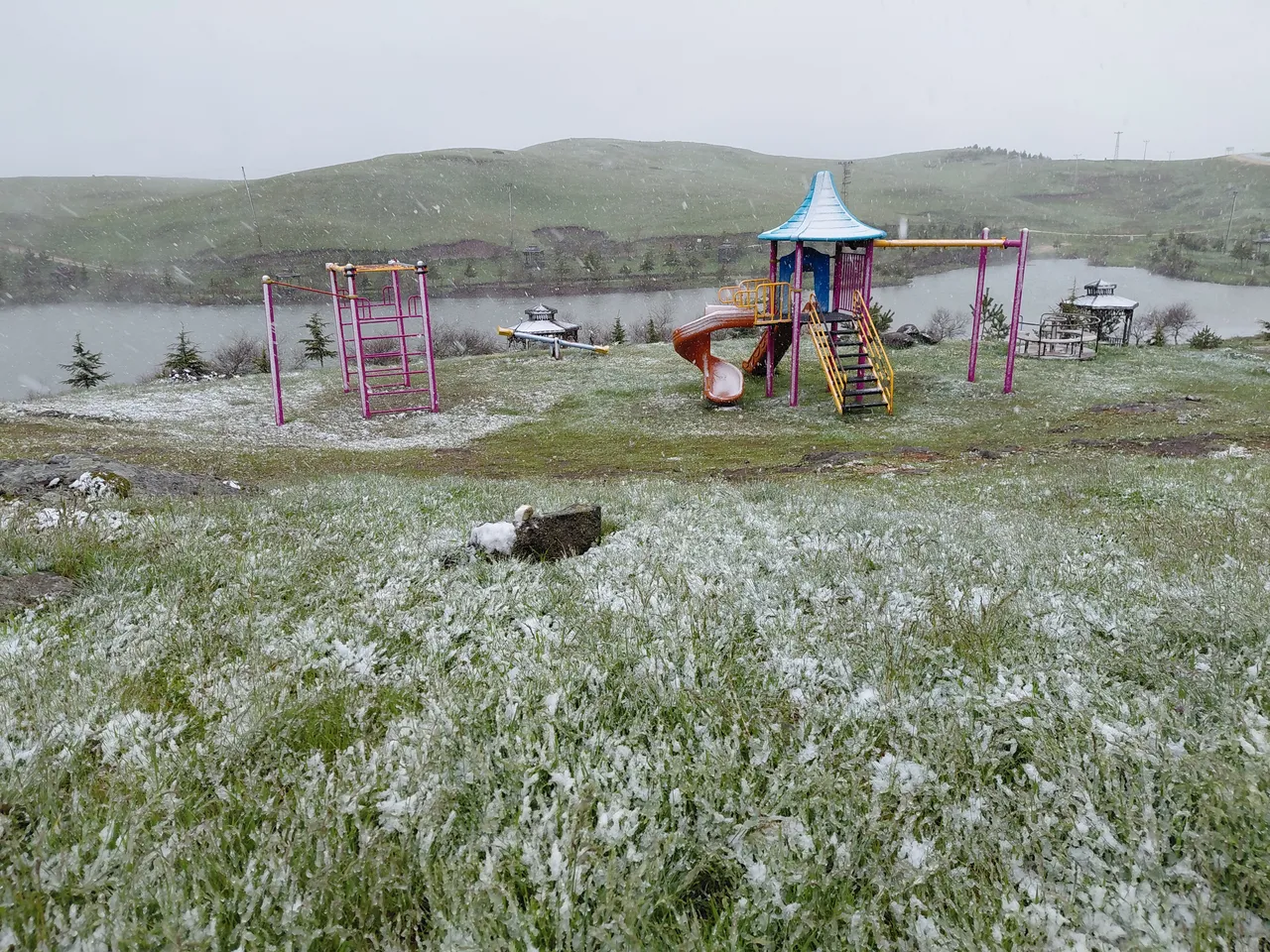 Haziran ayına sayılı günler kala Tokat'a kar yağdı