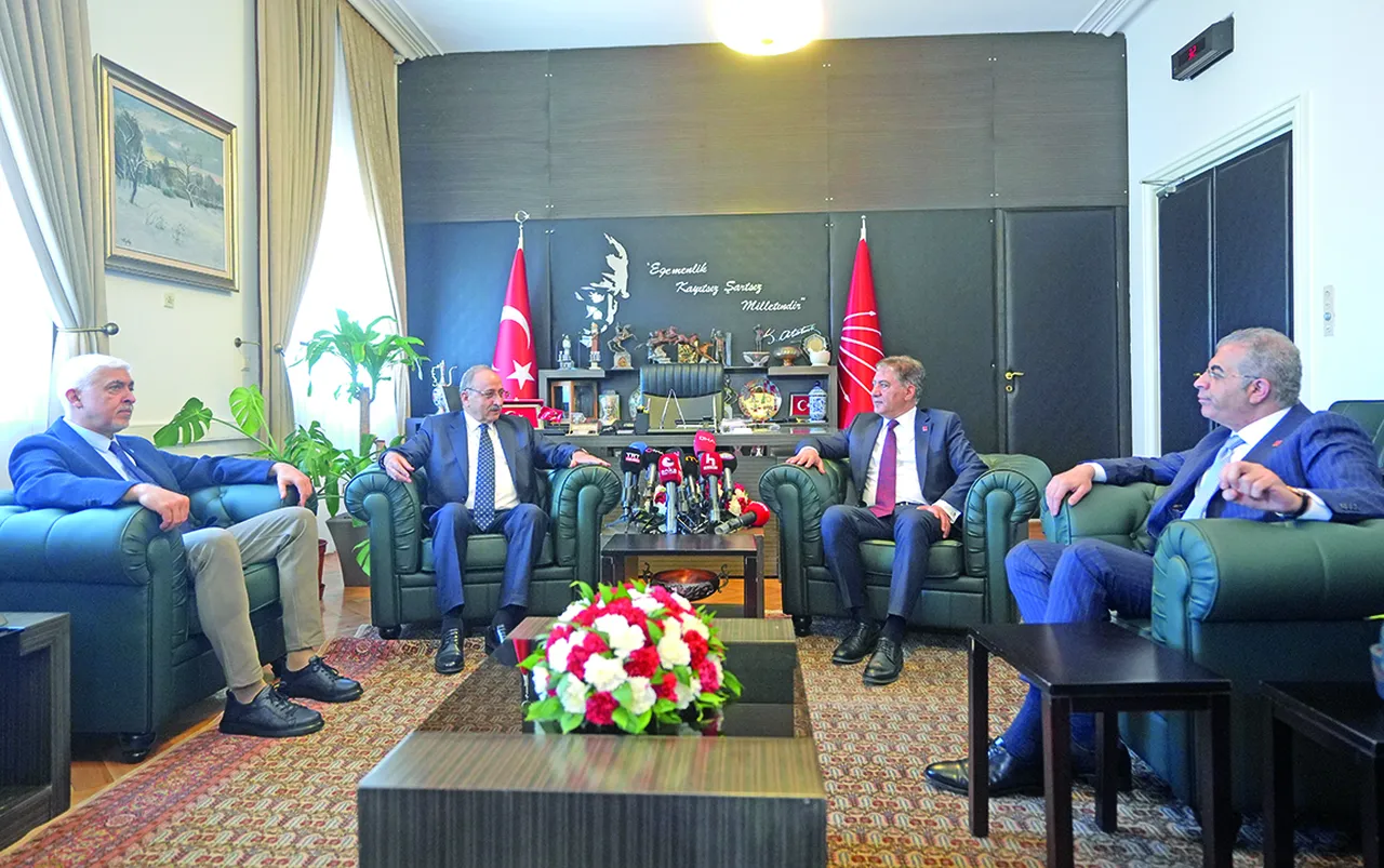 Özgür Özel’in görevlendirdiği CHP Grup Başkan Vekili Murat Emir başkanlığındaki heyet, Meclis’te siyasi parti temsilcilerini ağırladı.