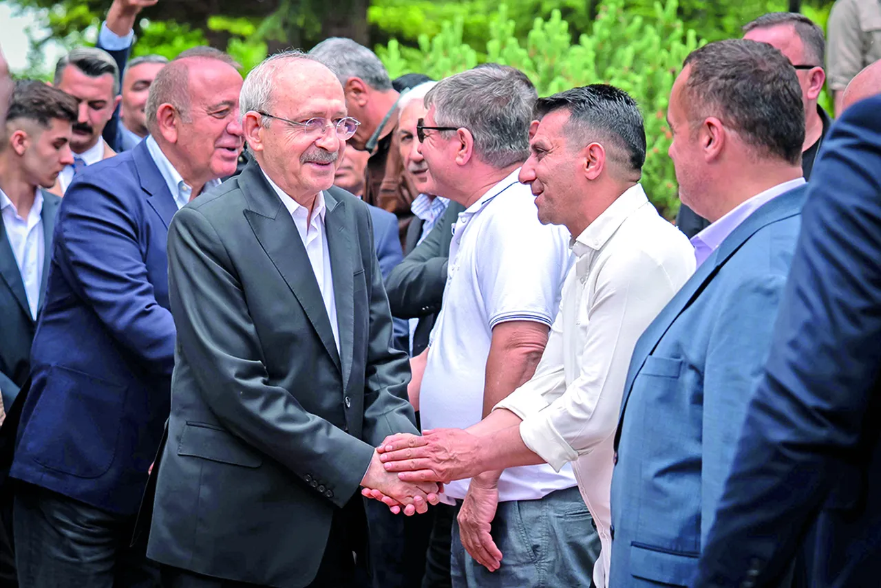 CHP Genel Başkanı Kılıçdaroğlu, Kurban Bayramı’nın ikinci gününde partililerle konutunun önünde bayramlaştı ve bir süre sohbet etti.