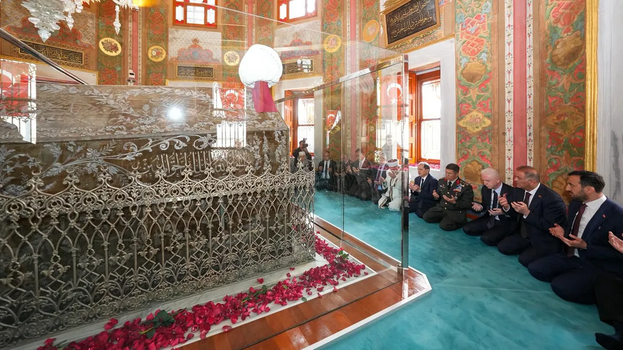 İstanbul Valisi Davut Gül ile kent protokolü, İstanbul'un fethinin 573. yıl dönümü kapsamında Fatih Sultan Mehmet Han Türbesi'ni ziyaret etti.