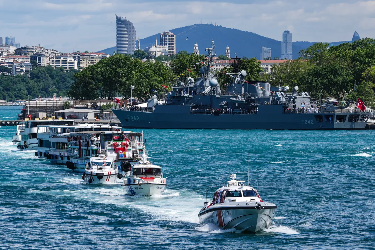 İstanbul'un fethinin 573. yıl dönümü kutlamaları kapsamında İstanbul Boğazı ve Haliç'te gemi korteji gerçekleştirildi.