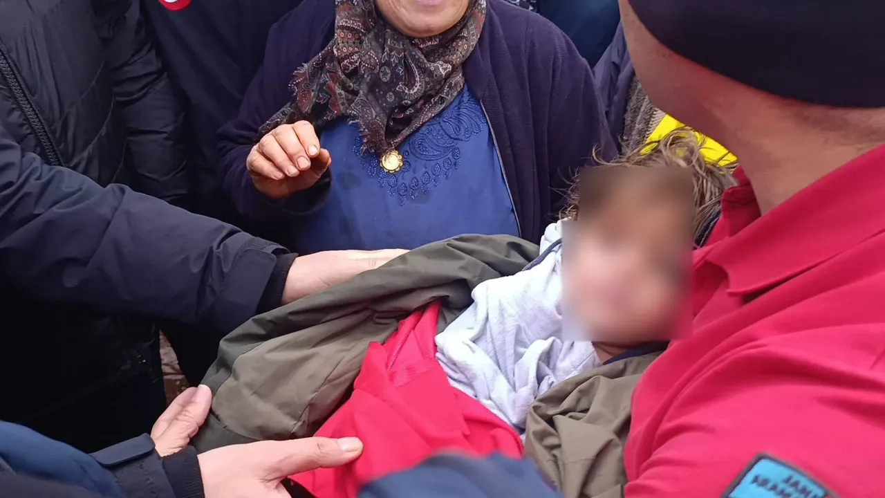 İyiliği döndü dolaştı onu buldu: Başkasının evladını kurtaran baba, kayıp kızına kavuştu