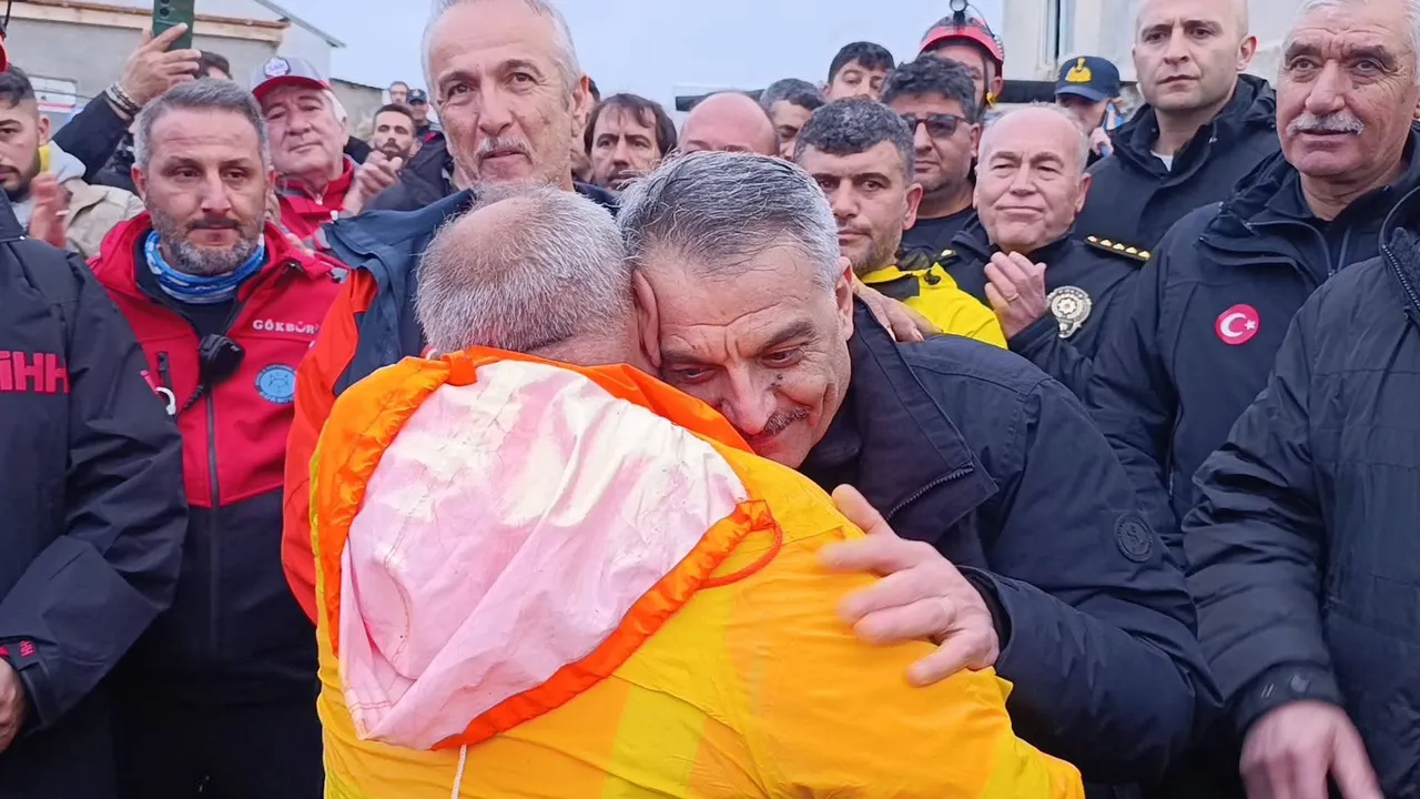 İyiliği döndü dolaştı onu buldu: Başkasının evladını kurtaran baba, kayıp kızına kavuştu