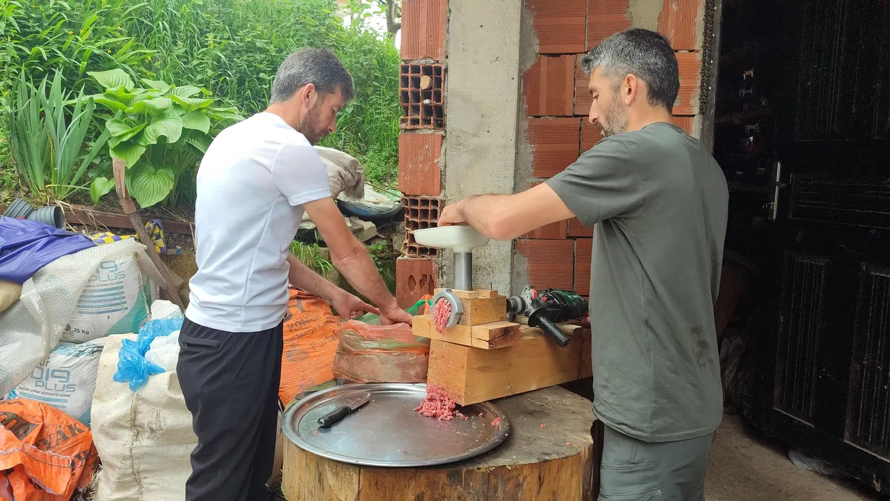 Karadenizli aklı! Görenler gözlerine inanamıyor, matkaptan kıyma makinesi yaptı