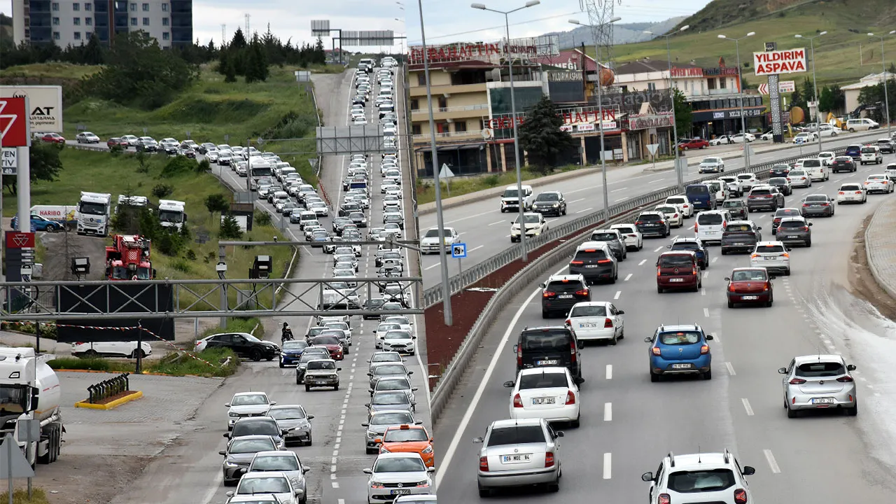 'Kilit kavşak' kilitlendi! Bayram tatili dönüşü başladı, kilometrelerce kuyruk oluştu
