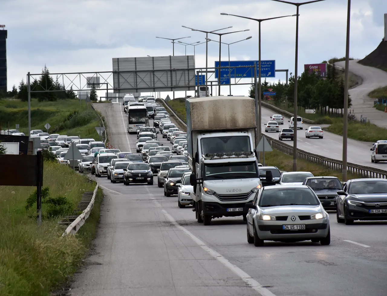 'Kilit kavşak' kilitlendi! Bayram tatili dönüşü başladı, kilometrelerce kuyruk oluştu
