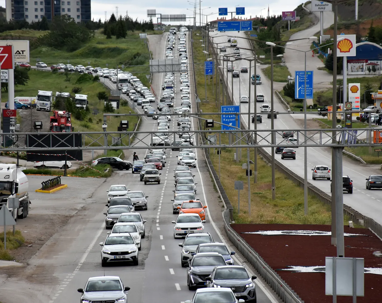 'Kilit kavşak' kilitlendi! Bayram tatili dönüşü başladı, kilometrelerce kuyruk oluştu