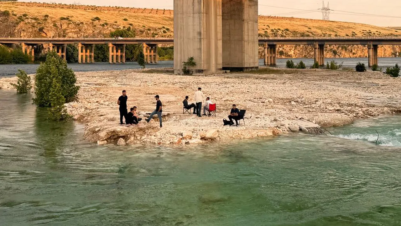 Sular yükseldi, Fırat Nehri'nde mahsur kaldılar