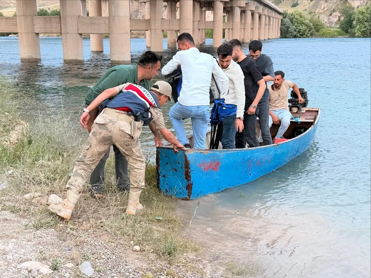 Sular yükseldi, Fırat Nehri'nde mahsur kaldılar
