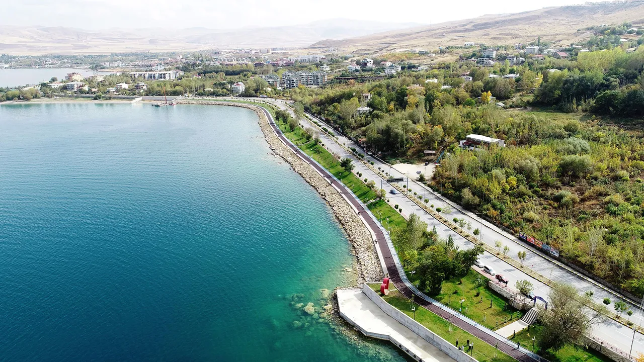 Van Gölü kıyısında mahsur kaldılar, polis kurtardı