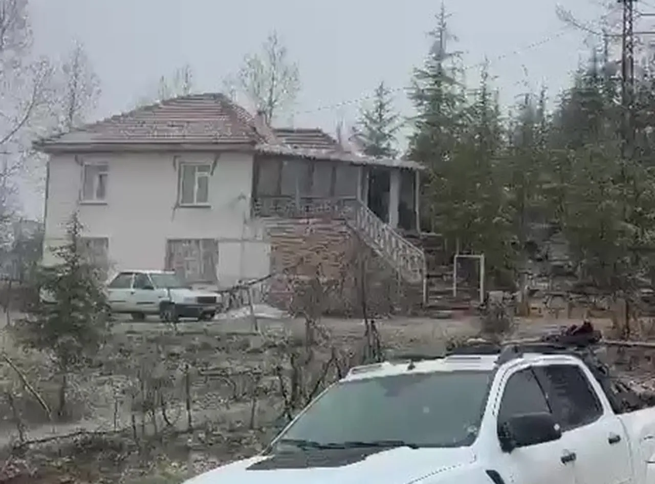 Antalyada kar ve dolu sürprizi! Bir anda bastırdı, görenler şaşkına döndü