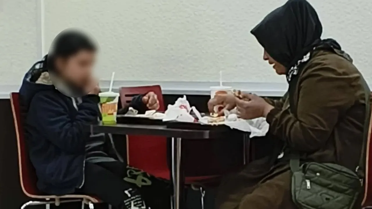 Burger King’te tepki çeken olay! “Fakir göründükleri” gerekçesiyle küçük kızıyla içeri alınmayan anne sessizliğini bozdu