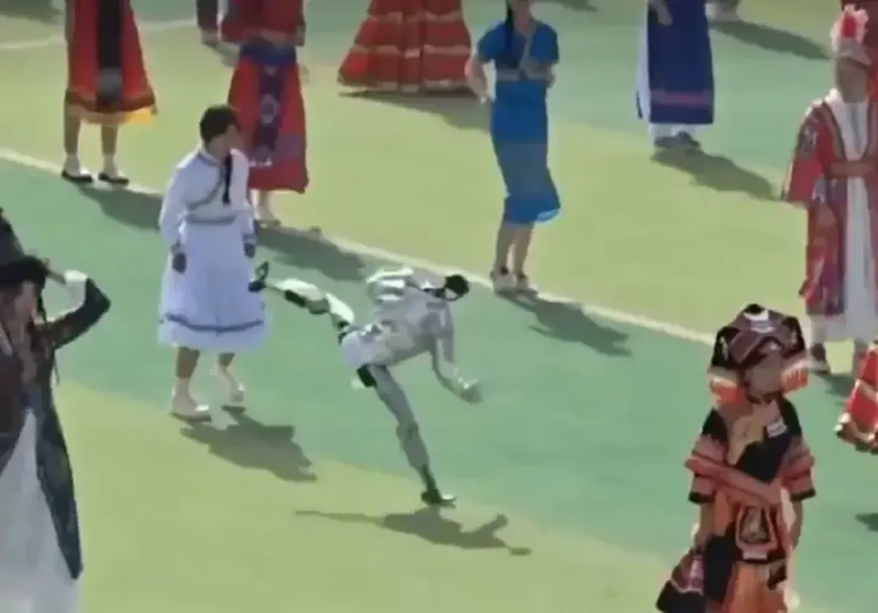 Çinli robot festivali birbirine kattı! Katılımcılar kaçacak yer bulamadı