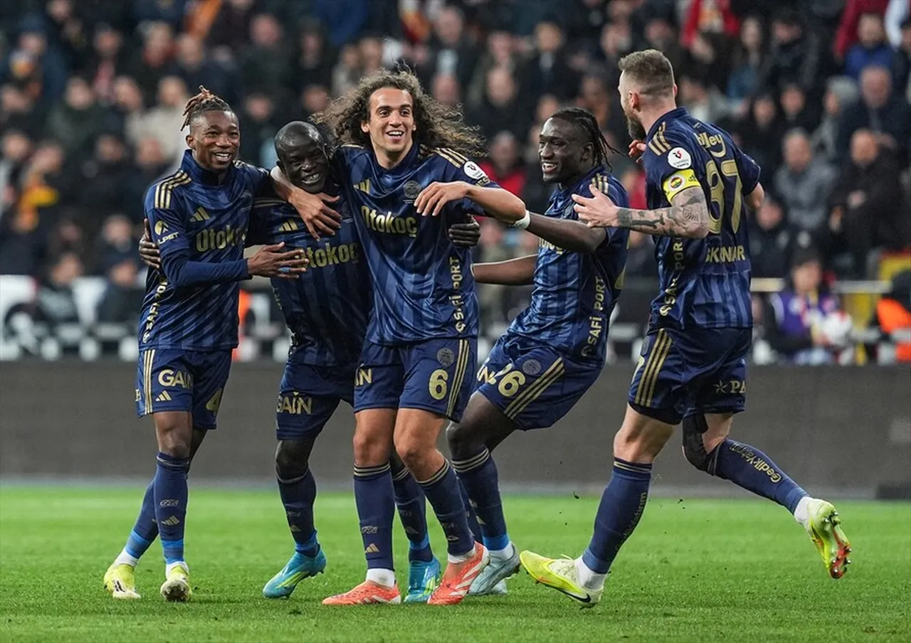Fenerbahçe şampiyon olabilir mi? Fenerbahçenin şampiyon olma ihtimalinde puan farkı 4e düştü!