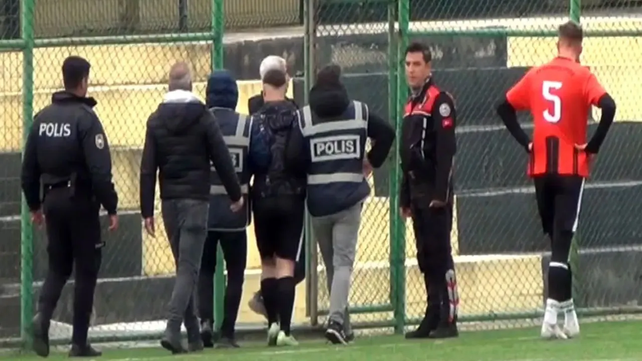 Hakemi darp eden bir futbolcu gözaltına alındı