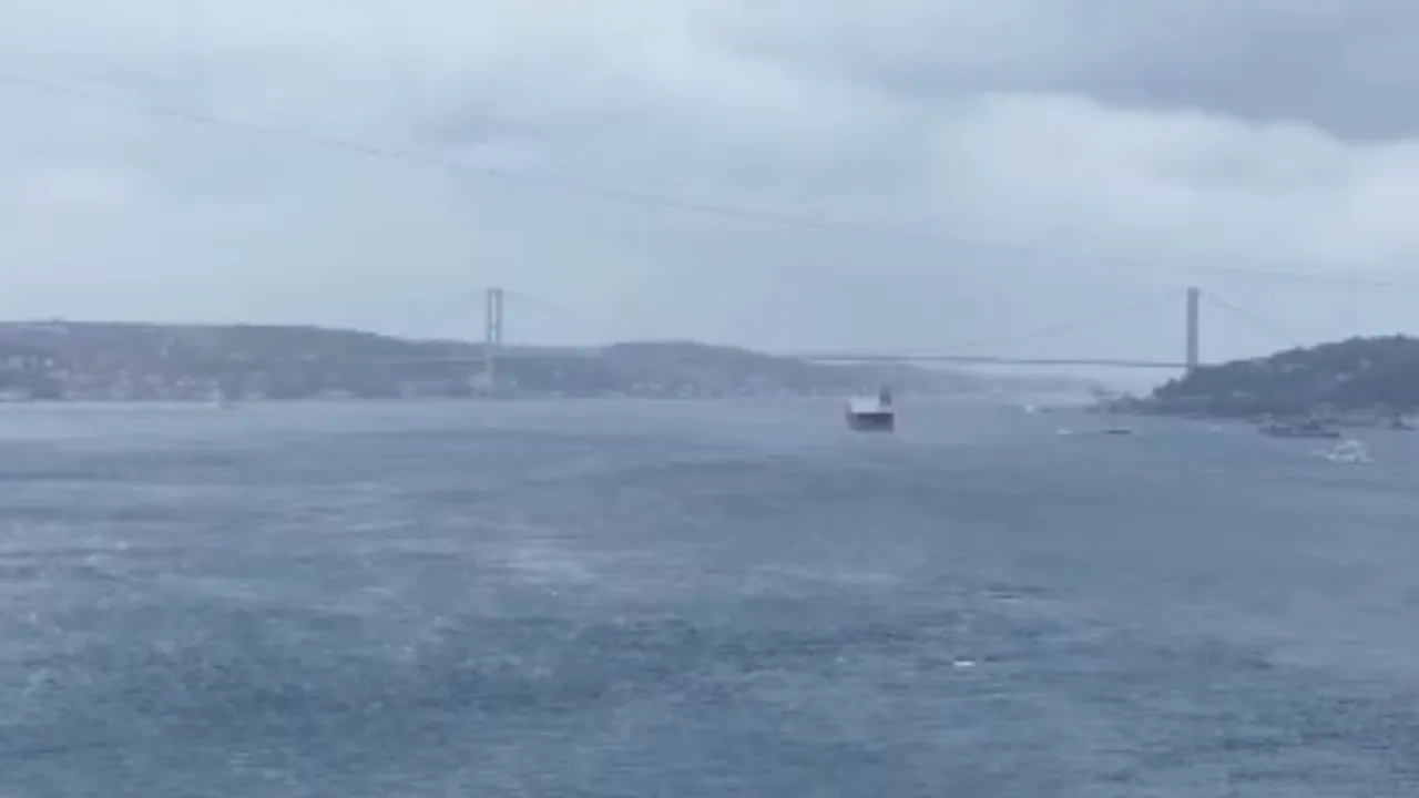 İstanbul' Boğazı'nda gemi arızası: Trafik çift yönlü askıya alındı