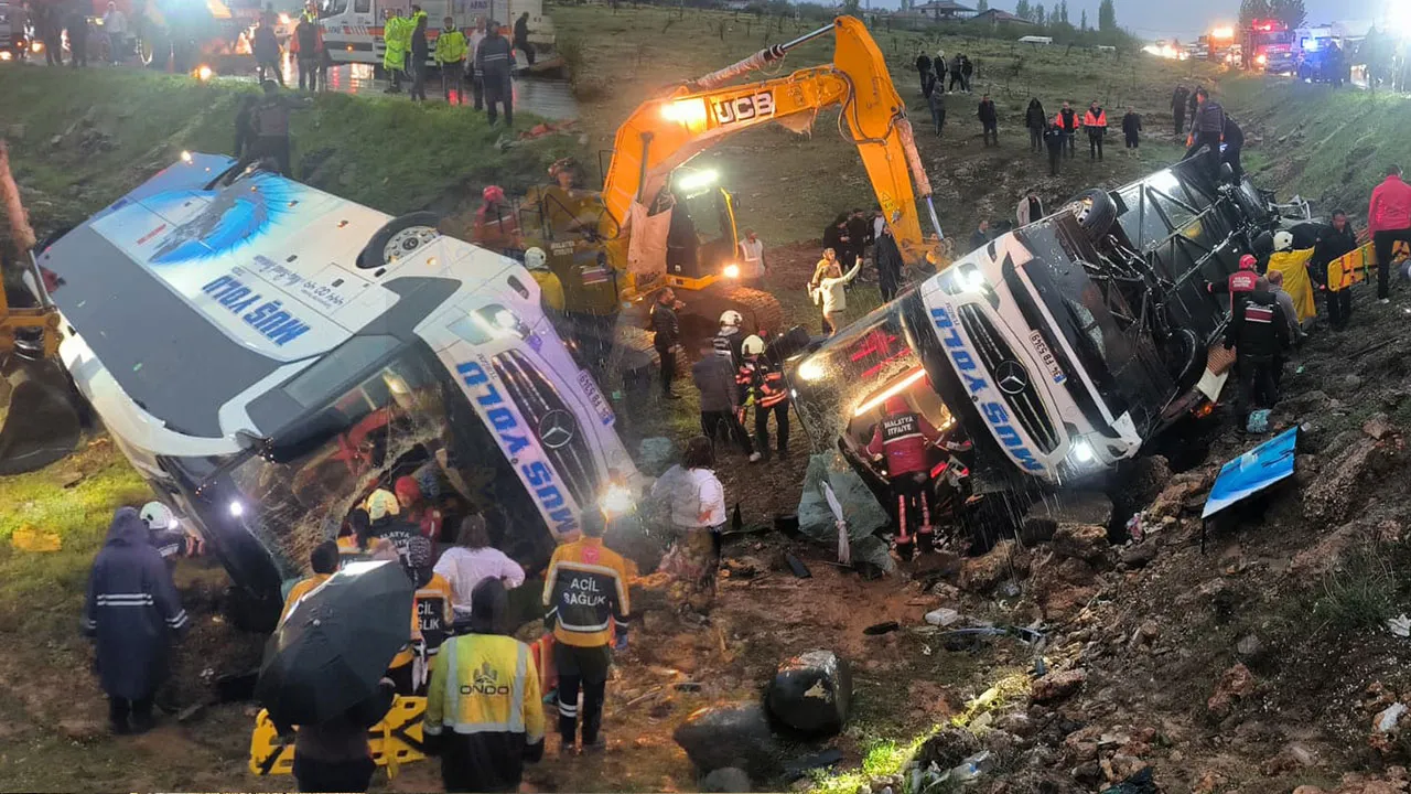 Malatya'da otobüs şarampole devrildi! Çok sayıda ölü ve yaralı var