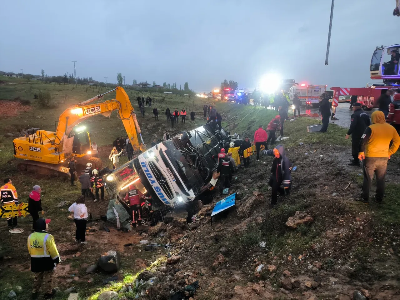 Malatya'da otobüs şarampole devrildi! Çok sayıda ölü ve yaralı var
