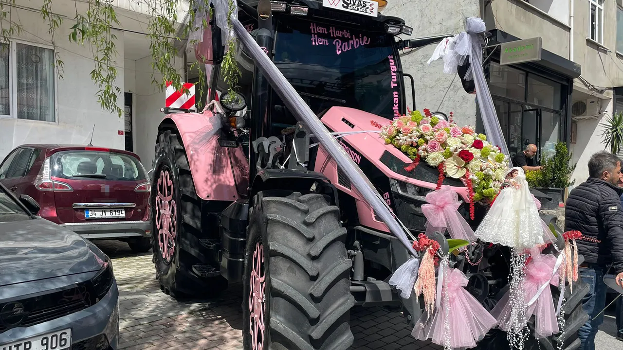 Pembe traktörlü düğün konvoyu… Görenler telefona sarıldı