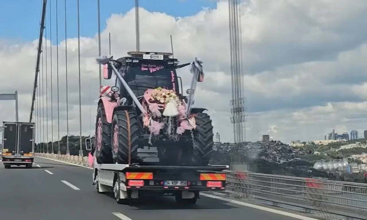Pembe traktörlü düğün konvoyu… Görenler telefona sarıldı