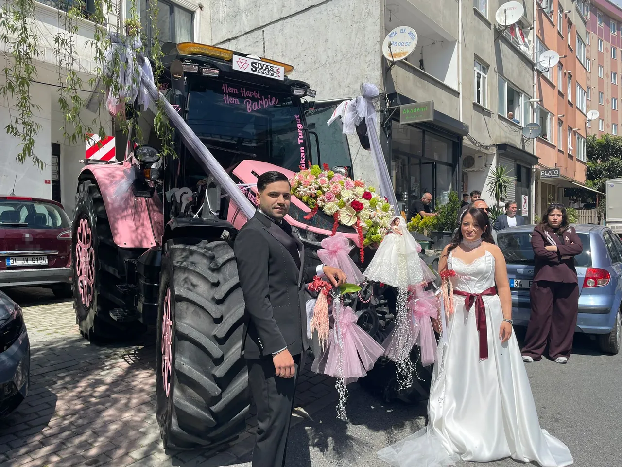 Pembe traktörlü düğün konvoyu… Görenler telefona sarıldı