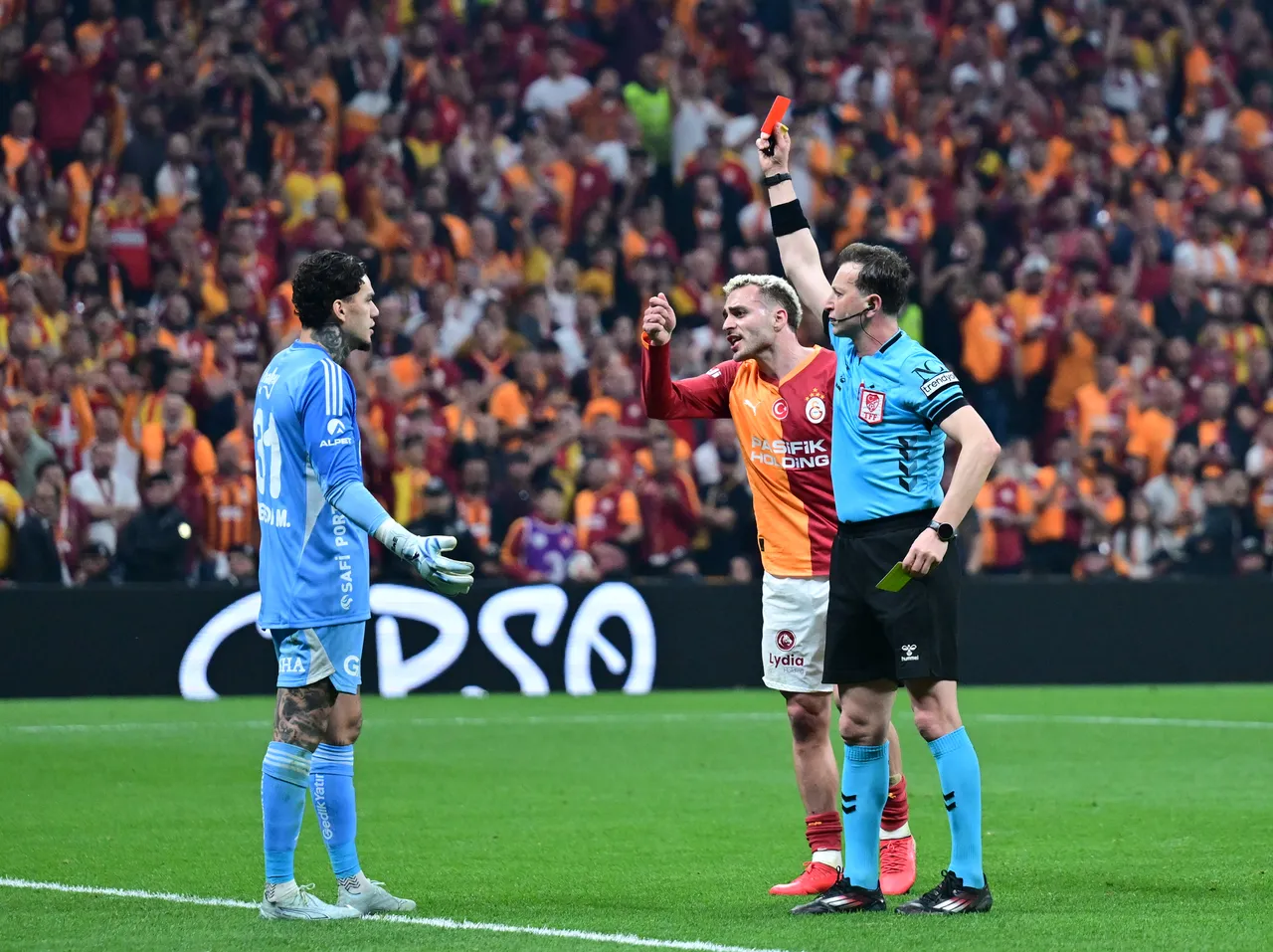 Ederson'un kırmızı kart gördüğü an