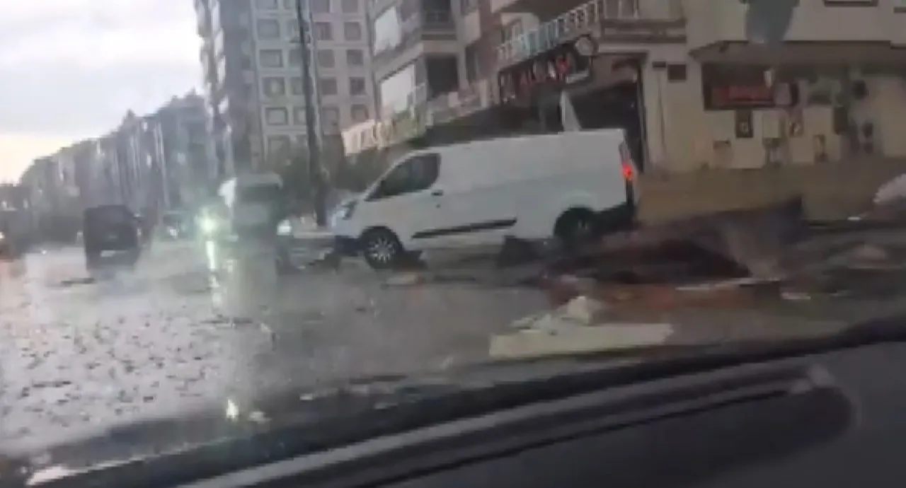 'Süper hücre' bir anda vurdu, şehri adeta talan etti! Yağmur, dolu, hortum bir arada