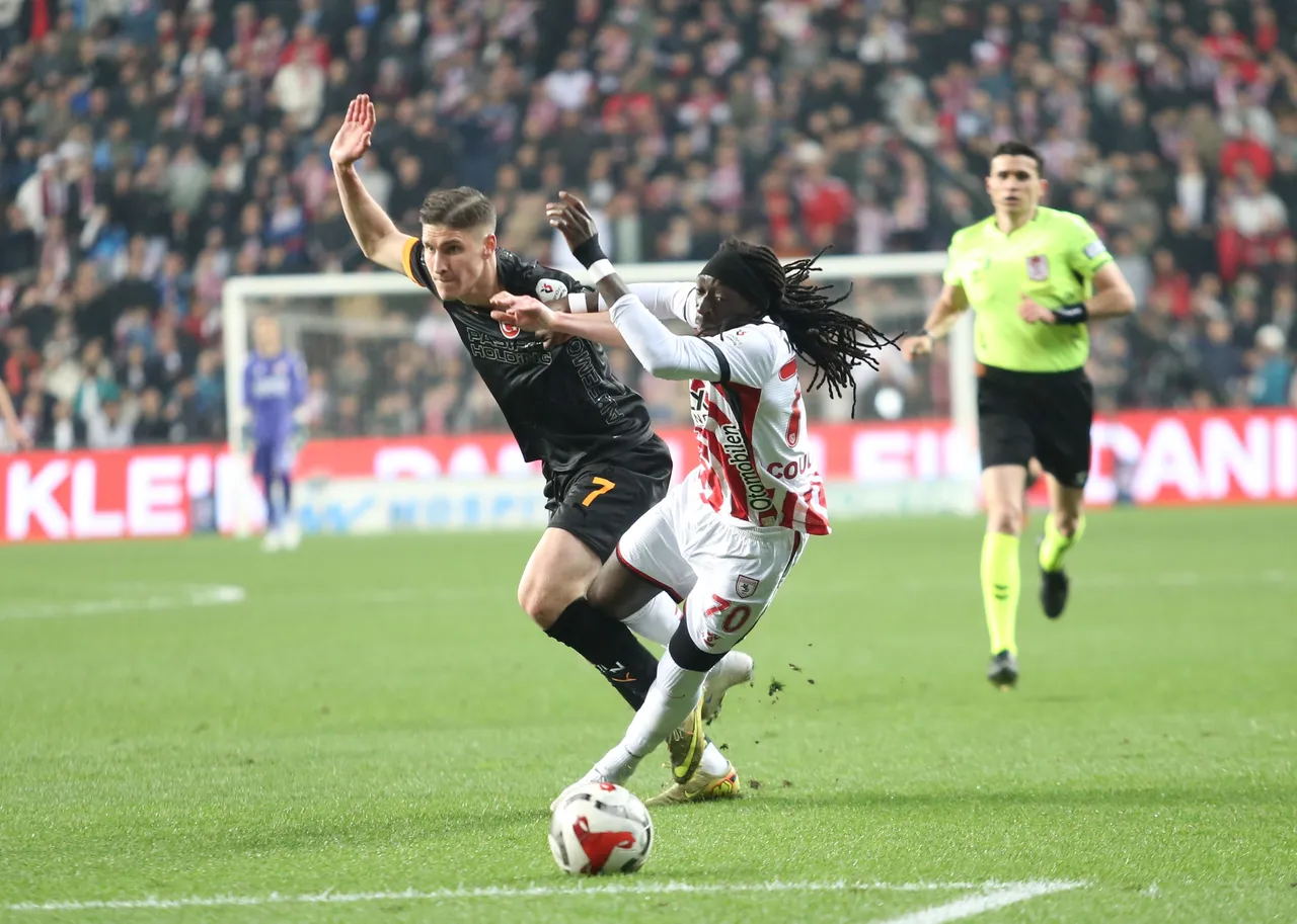 Usta yazarlar, Galatasarayın ağır yenilgisini yazdı: Hoca ne düşünüyorsa yanlış