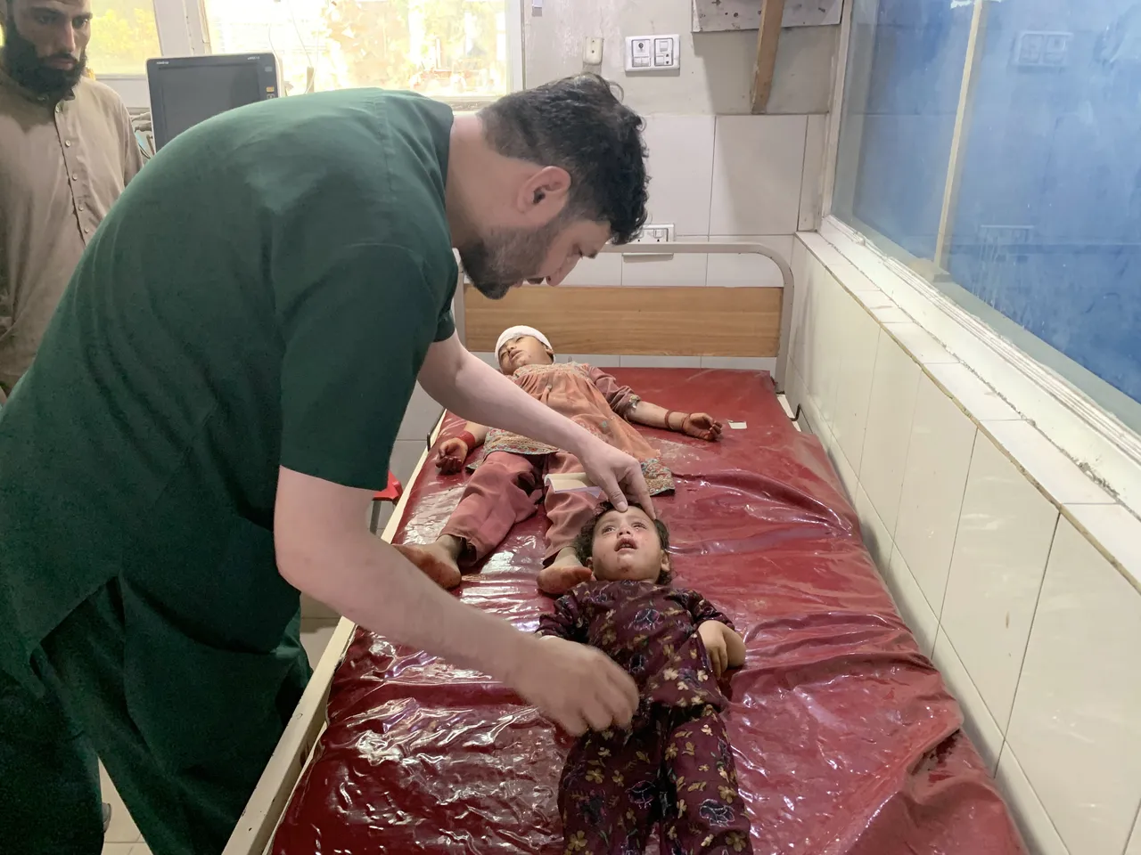 Afganistanda mültecileri taşıyan kamyon devrildi: 20den fazla ölü, çok sayıda yaralı var