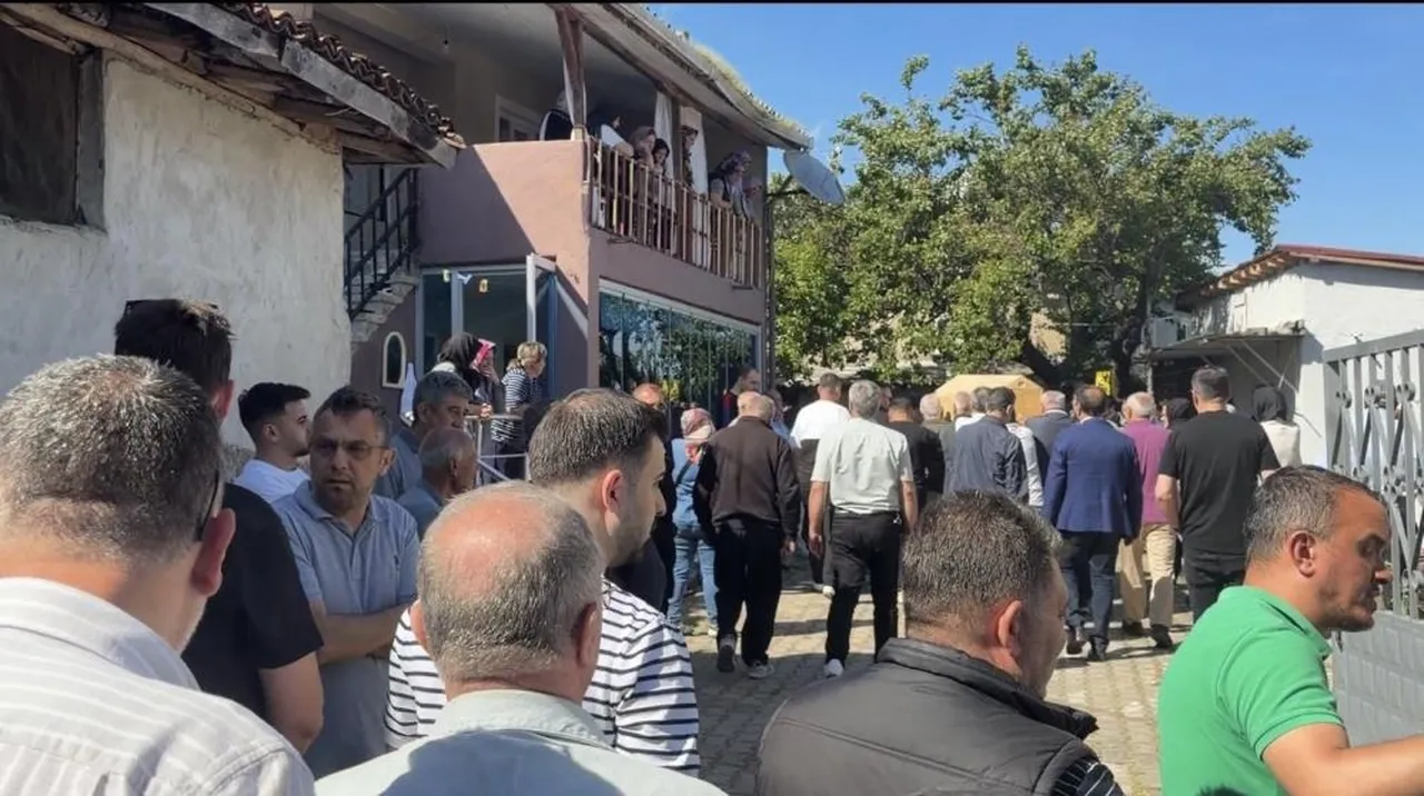 Bayrama gittiği köyünce can verdi! Ünlü yazar gözyaşları ile defnedilirken, olayın aslı belli oldu