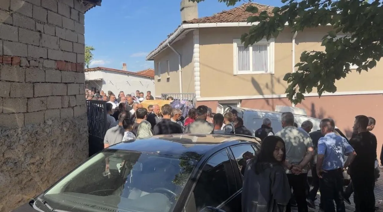 Bayrama gittiği köyünce can verdi! Ünlü yazar gözyaşları ile defnedilirken, olayın aslı belli oldu