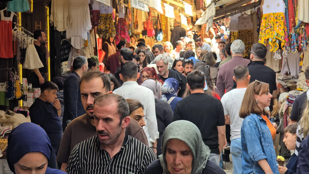Burası ne İstanbul ne de Antalya! Sokaklarda adım atacak yer kalmadı