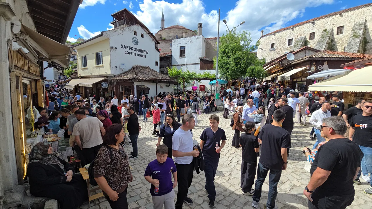 Burası ne İstanbul, ne Antalya! Sokaklarda adım atacak yer kalmadı