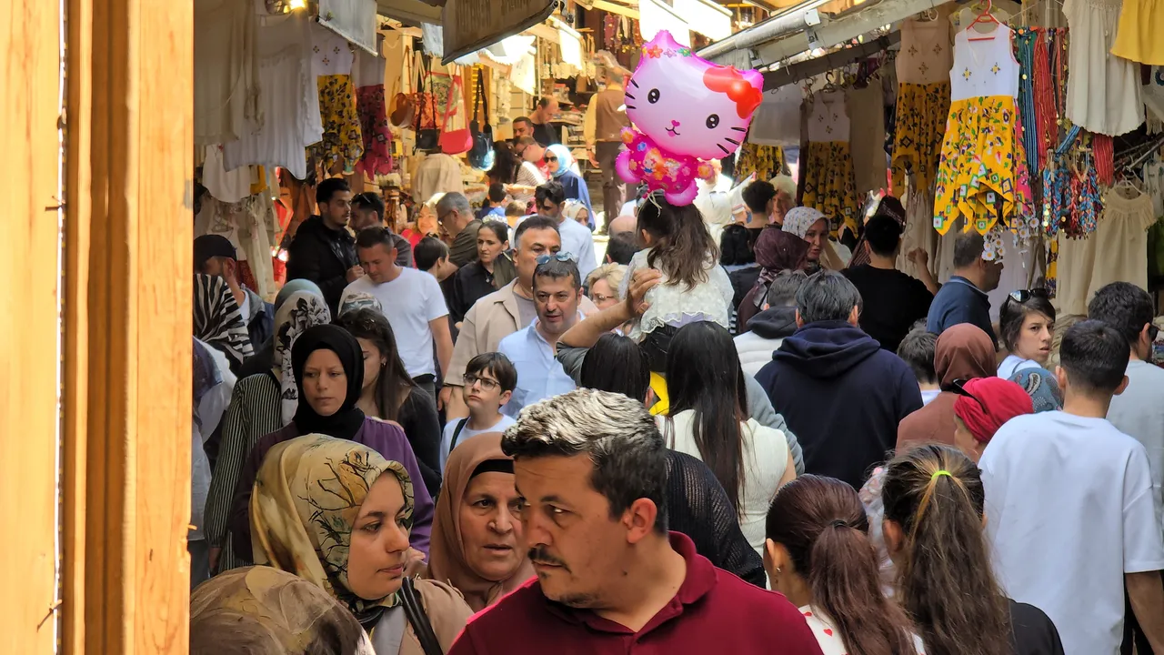 Burası ne İstanbul, ne Antalya! Sokaklarda adım atacak yer kalmadı