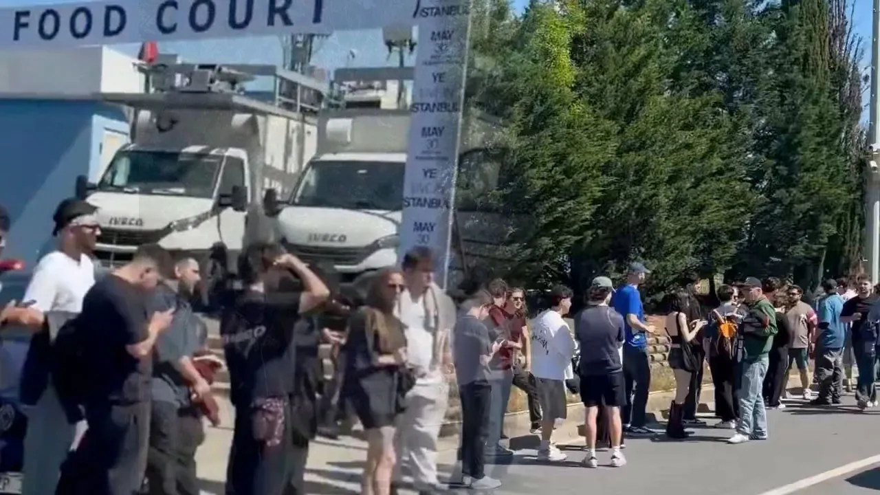 Hayranları kilometrelerce kuyruk oluşturdu! İstanbul'da Kanye West ürünlerine büyük talep 