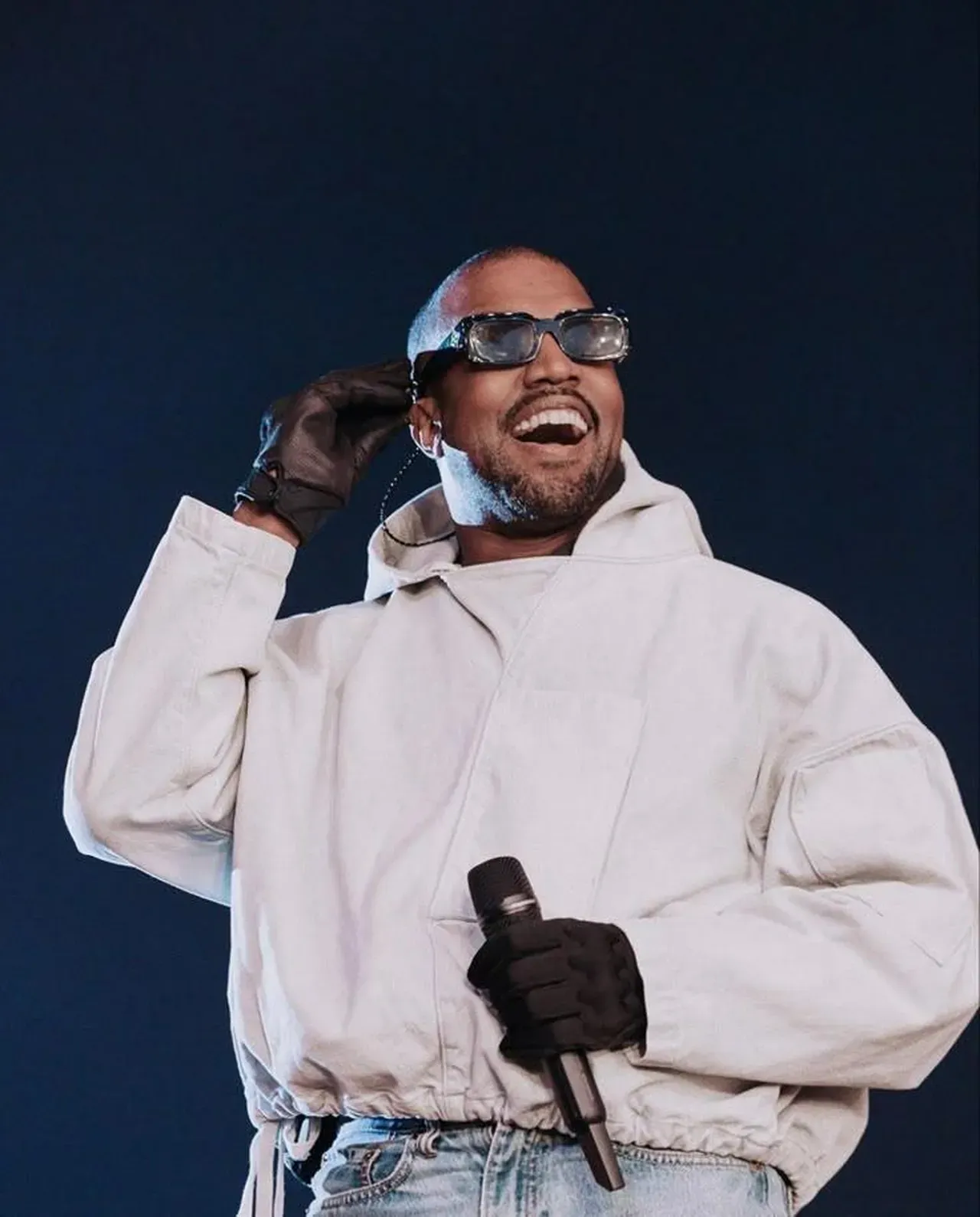 Hayranları kilometrelerce kuyruk oluşturdu! İstanbul'da Kanye West ürünlerine büyük talep