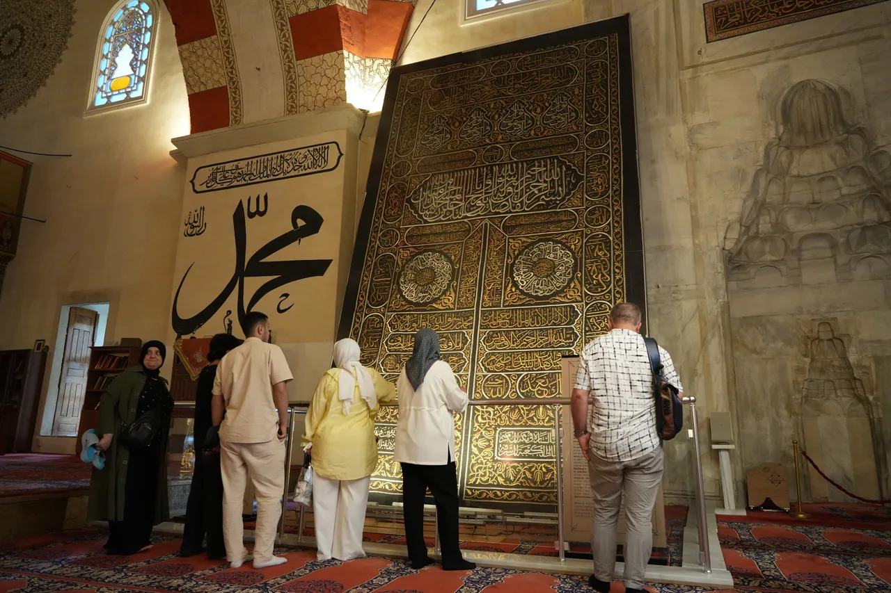 Kabe taşına akın ettiler! Bayramda mukaddes emanetlere yoğun ilgi