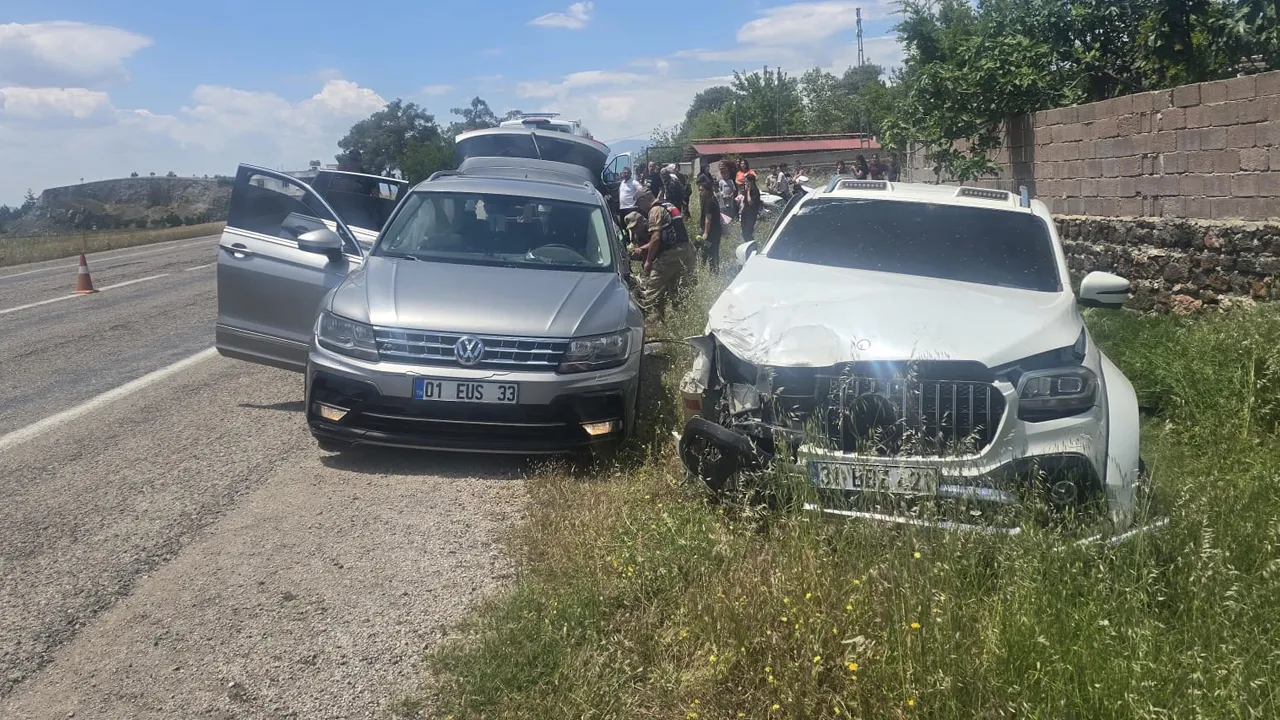 Kilis'te pikap ile otomobil çarpıştı: 9 kişi yaralandı