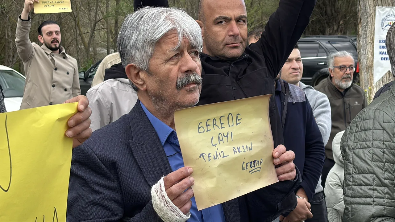 Koca ilçe isyanda: Sabah namazına kalkıyorlar, kokudan duramıyorlar