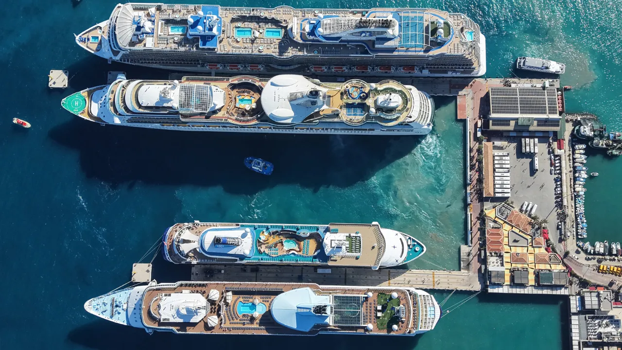 Limana 4 dev gemi birden yanaştı! Yaklaşık 10 bin turist ilçeye akın etti