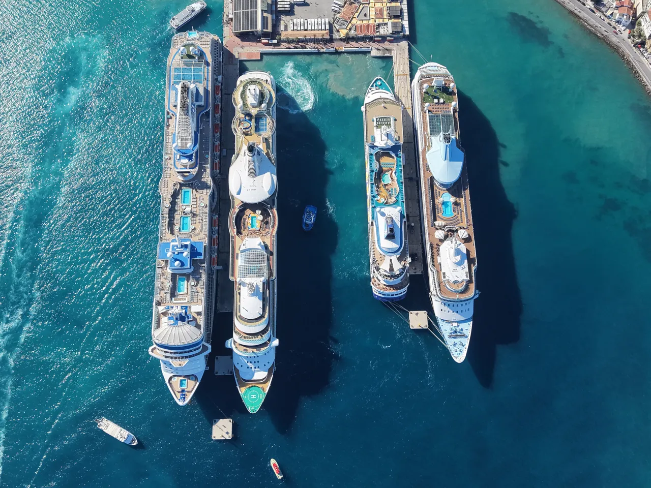 Limana 4 dev gemi birden yanaştı! Yaklaşık 10 bin turist ilçeye akın etti