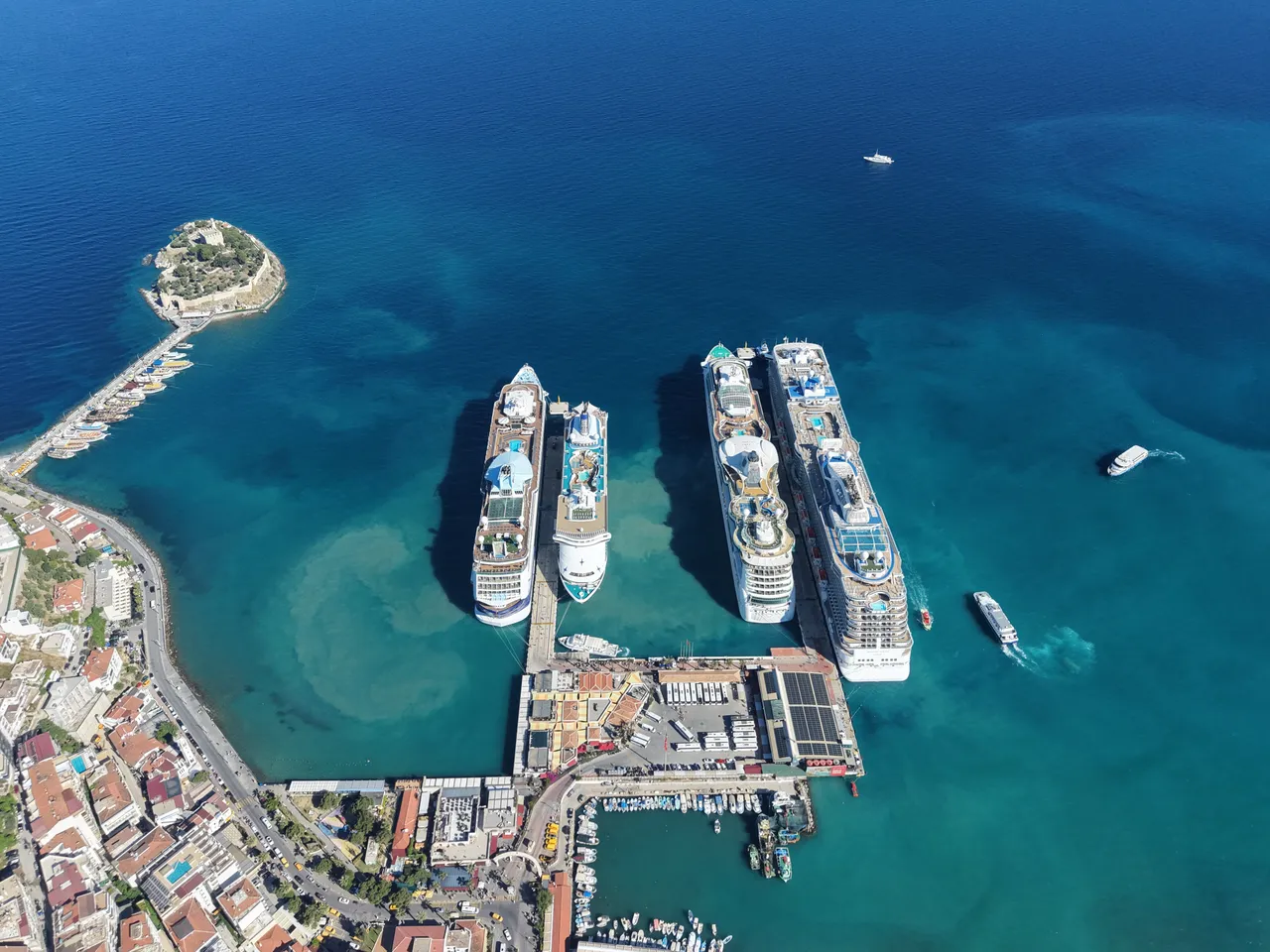 Limana 4 dev gemi birden yanaştı! Yaklaşık 10 bin turist ilçeye akın etti