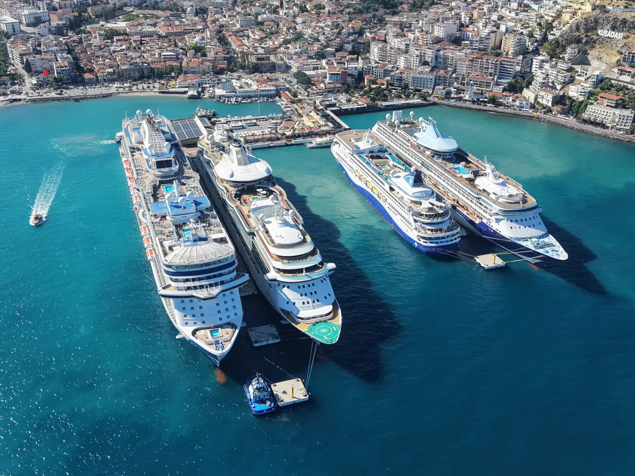 Limana 4 dev gemi birden yanaştı! Yaklaşık 10 bin turist ilçeye akın etti