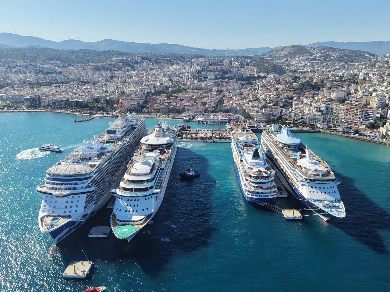 Limana 4 dev gemi birden yanaştı! Yaklaşık 10 bin turist ilçeye akın etti