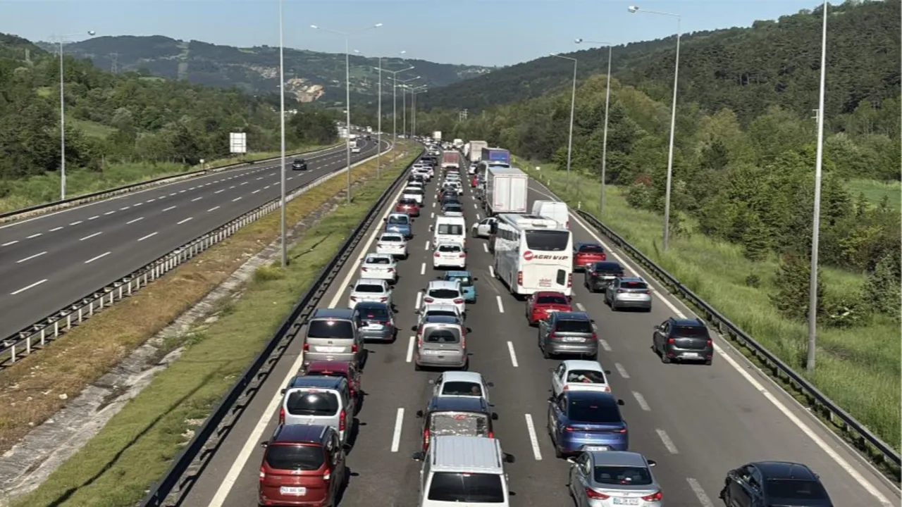 Milyonlar dönüş yolunda! TEM ve D-100'de uzun kuyruklar oluştu