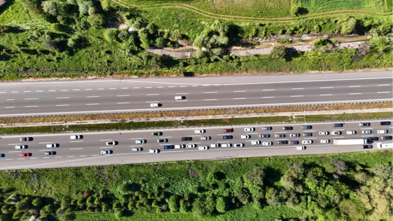 Milyonlar dönüş yolunda! TEM ve D-100'de uzun kuyruklar oluştu