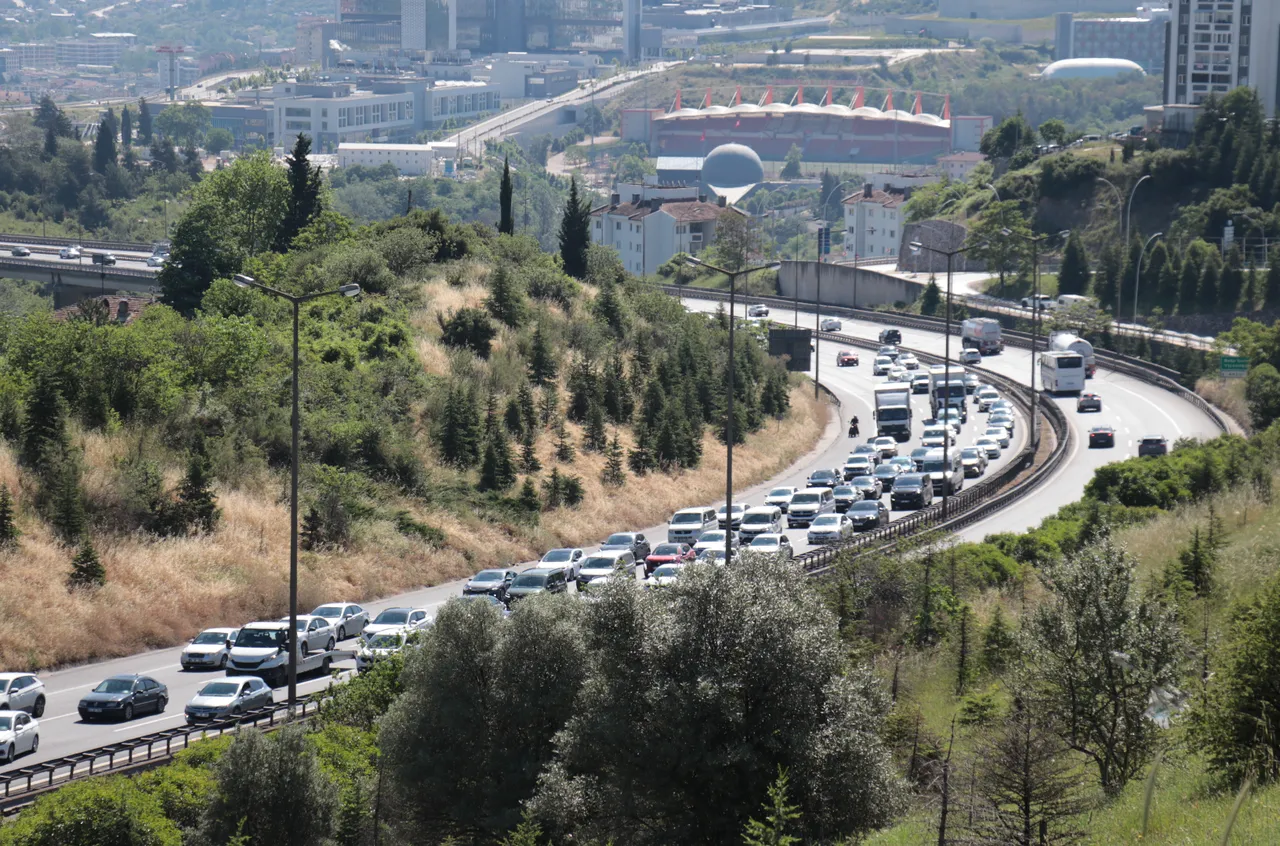 Milyonlar dönüş yolunda! TEM ve D-100'de uzun kuyruklar oluştu