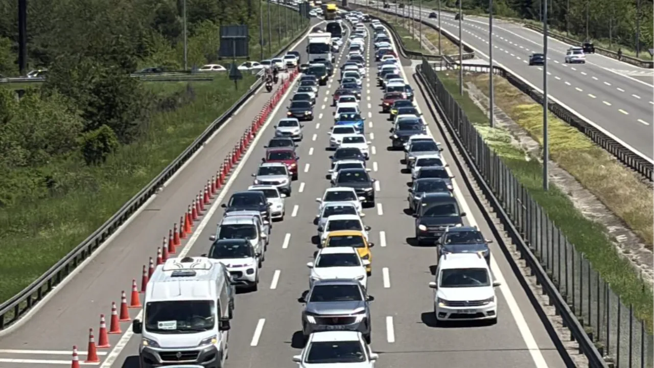 Milyonlar dönüş yolunda! TEM ve D-100'de uzun kuyruklar oluştu